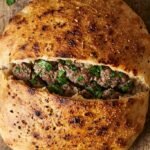 Sandwiches ساندوتشات رغيف حواوشي نباتي مقرمش محشو ببروتين الصويا المتبل والأعشاب من مطعم فيجانز هب.